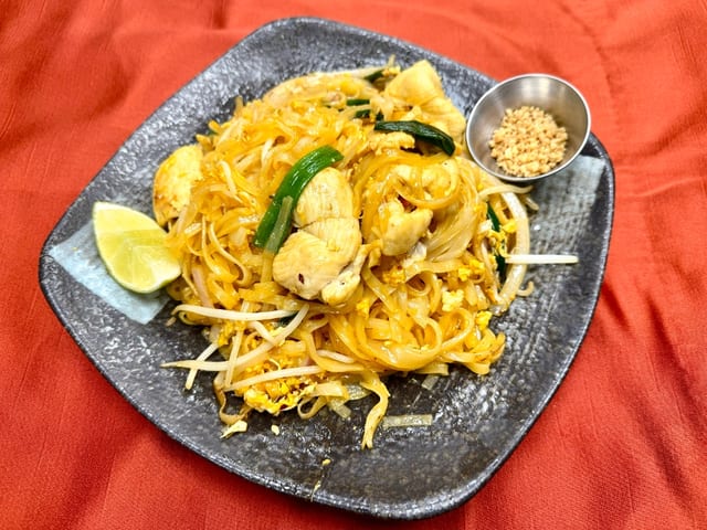 16-Stir Fried Sweet & Sour Spicy Noodle w Chicken - Pad Thai Ga