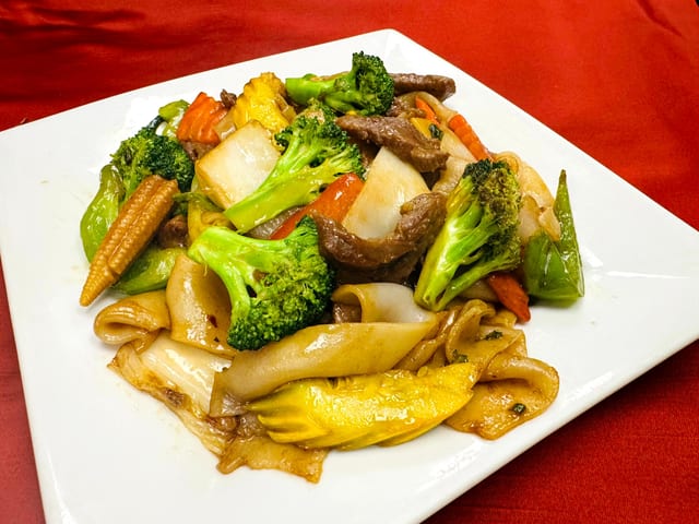 S2G. Soft Thick Rice Noodles Stir-Fried with Chicken - Hu Tieu Xao Mem Ga