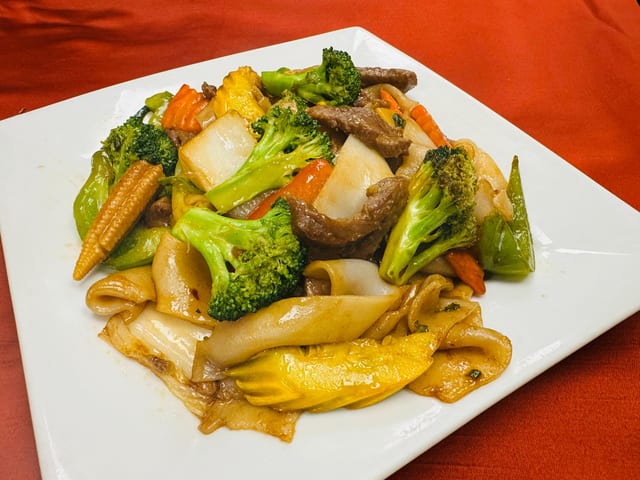 S2B. Soft Thick Rice Noodles Stir-Fried with Beef - Hu Tieu Xao Mem Bo