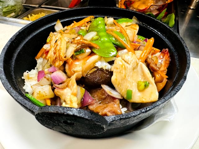 39-Clay Pot Rice with Chicken - Com Tay Cam Ga