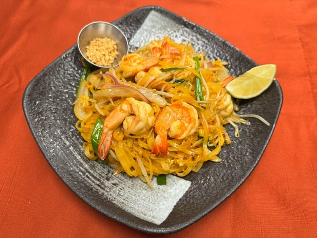 18-Stir Fried Sweet & Sour Spicy Noodle w Shrimp - Pad Thai Tom