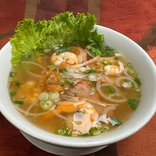 26-YELLOW NOODLE SOUP WITH SHRIMP AND ROASTED PORK - MI TOM THIT