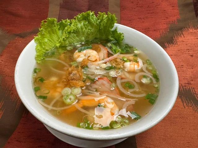 26-Yellow Noodle Soup with Shrimp and Roasted Pork - Mi Tom Thit