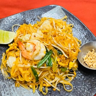 19-STIR FRIED SWEET & SOUR SPICY NOODLE W SEAFOOD - PAD THAI DO BIEN