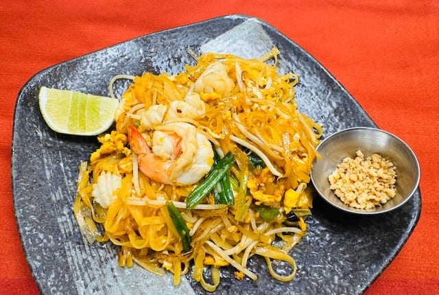 19-Stir Fried Sweet & Sour Spicy Noodle w Seafood - Pad Thai Do Bien